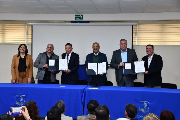 Firma Escuela Normal Superior convenio de colaboración con las secciones 8 y 42 del SNTE