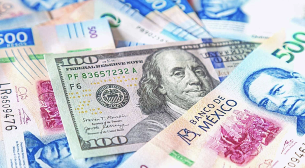 Peso mexicano retrocede contra el dólar; espera anuncio de tasas del Banxico