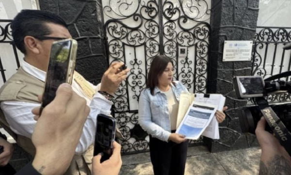 Periodista denuncia a exgobernador Cabeza de Vaca por crímenes de lesa humanidad