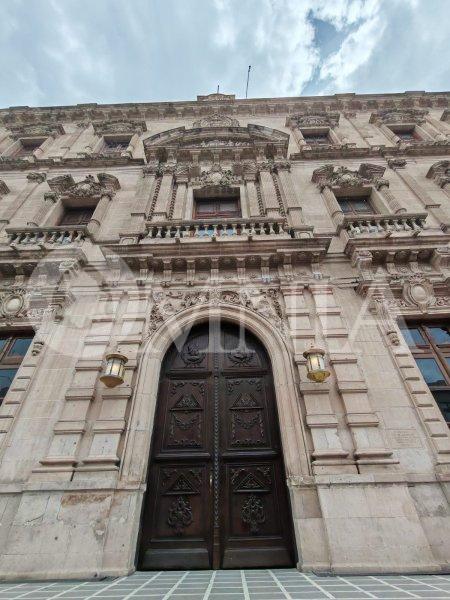 Cierran acceso a Palacio de Gobierno tras amenaza de manifestación de transportistas