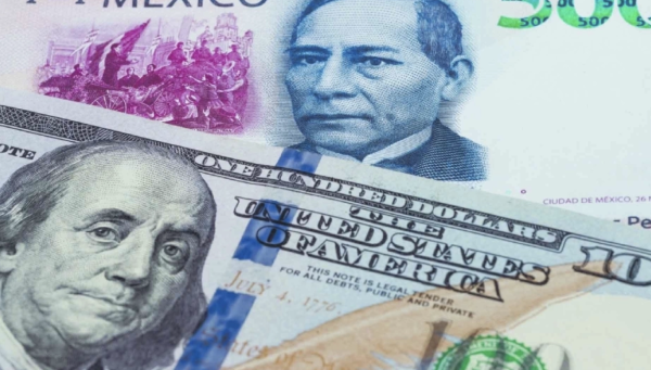 Peso mexicano se deprecia contra el dólar tras el primer anuncio del Banxico en el año