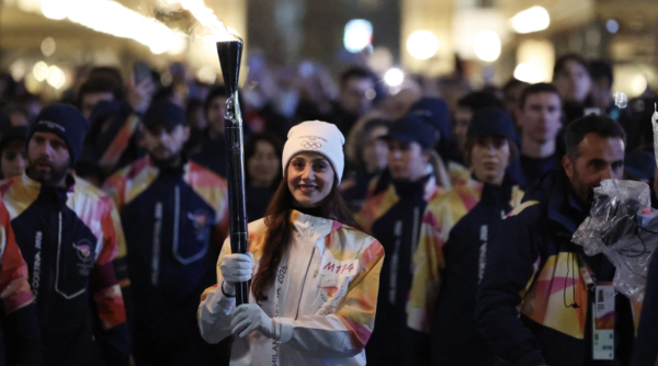 La llama olímpica llega a Milán a un día de la apertura