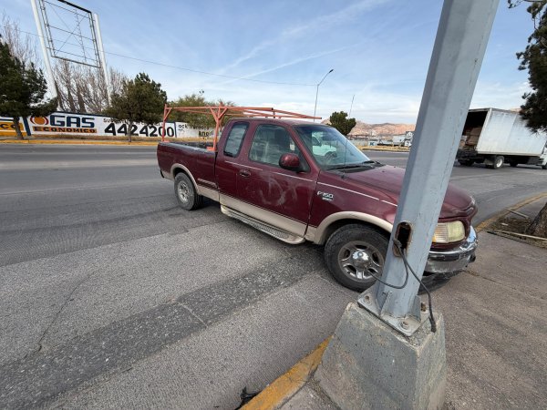 Abandonan pick-up obstruyendo la avenida de las Industrias; cerca se localizó un machete