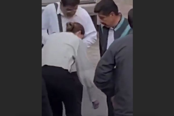 Colaboradores limpian los zapatos del presidente de la Corte, Hugo Aguilar