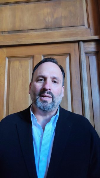 Lamentable y reprobable imágenes de colaboradores limpiando zapatos al presidente de la SCJN: De la Peña