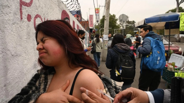 CDMX De cinco módulos de vacunación anunciados en Metrobús de Tlalpan, sólo instalan uno y por 40 minutos