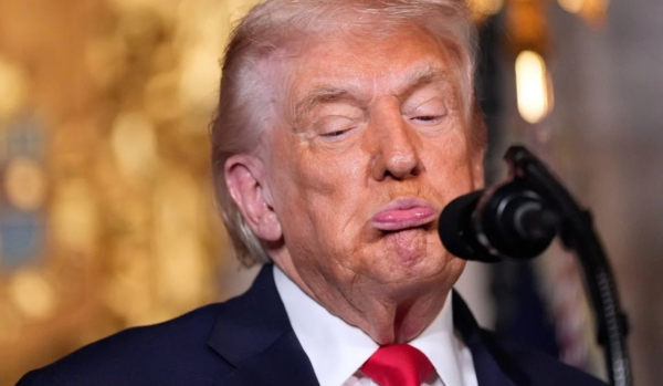 En medio de la indignación, Trump elimina un video racista que denigra a los Obama