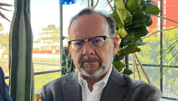 Exhiben a conductor de SinEmbargo como socio en empresa hotelera y edificio de la fundación que desalojó al Refugio Franciscano