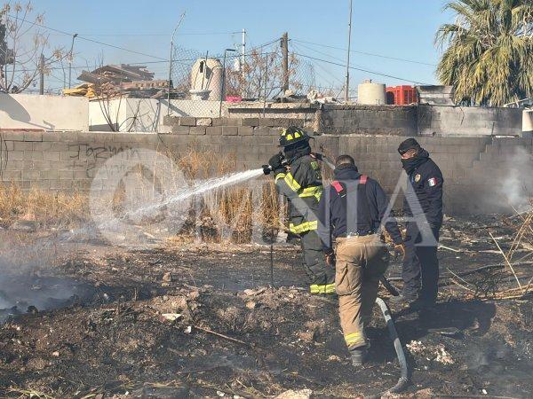 Basurero clandestino arde y pone en riesgo 3 viviendas