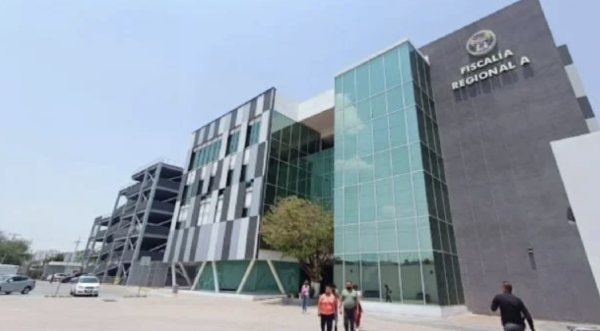 Arrojan cuerpo calcinado frente a sede en León de la Fiscalía de Guanajuato