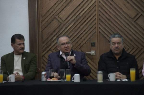 Fortalece Rector Rivera Campos la vinculación con entrenadores y egresados de la FCCF-UACH