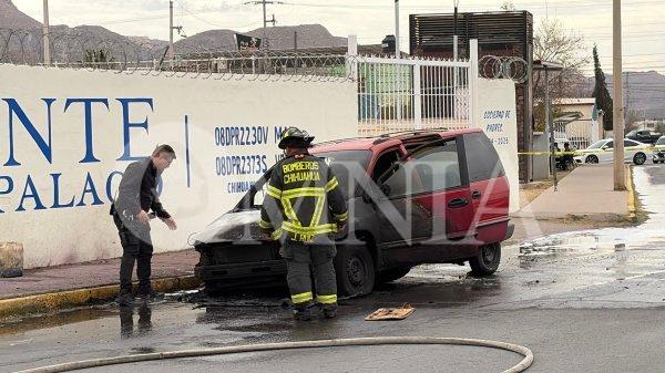 Incendio vehicular moviliza a cuerpos de emergencia en Quintas Carolinas