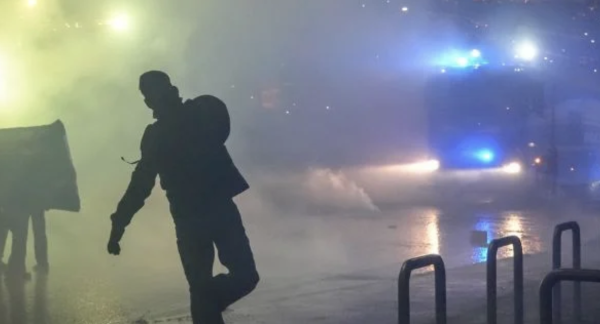 Policía italiana lanza gas lacrimógeno durante protestas en Juegos Olímpicos