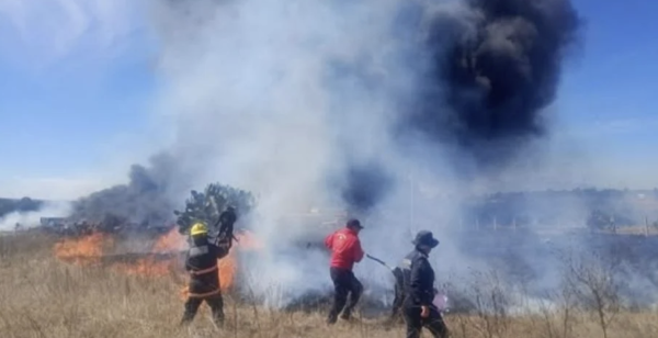 Incendio en corralón de la fiscalía de Tlaxcala calcina 184 vehículos bajo resguardo