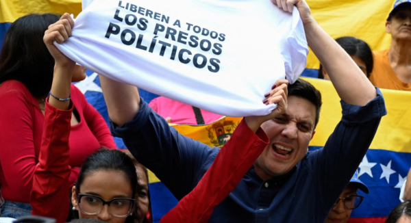 Activistas reparten toallas anti-ICE afuera del estadio del Super Bowl 2026