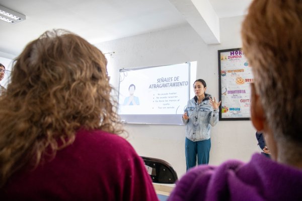 Capacitan en primeros auxilios a usuarios de la Casa de los Abuelos Norte