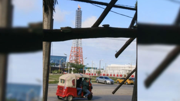 Protestan niños y padres frente a la refinería Dos Bocas para pedir la reubicación de su escuela