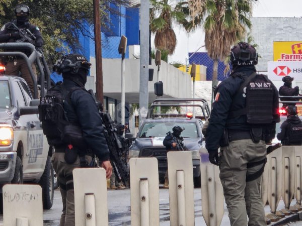 Trasladan a Chihuahua a cuatro detenidos con arsenal asegurado en Guachochi