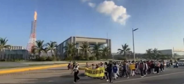 Protestan en Dos Bocas por reubicación de escuelas colindantes con la refinería Olmeca
