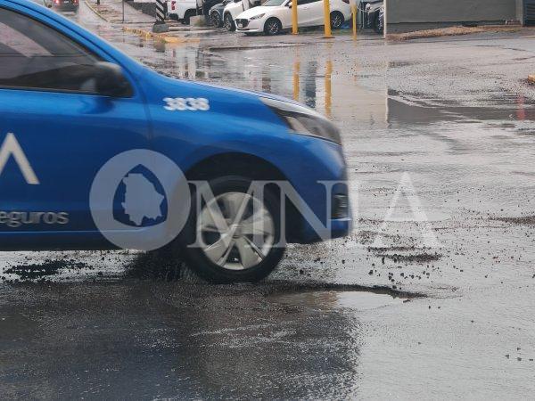 Con la primera llovizna, afloran los baches en la capital