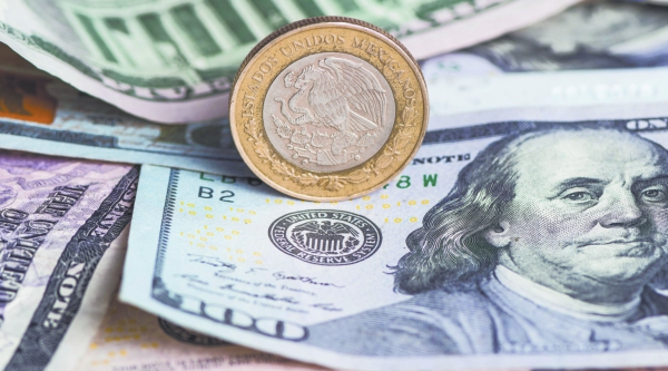 Peso mexicano registra moderado avance contra el dólar tras datos de ventas minoristas de EU