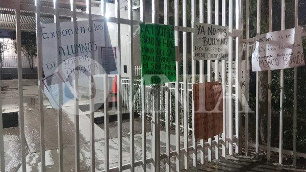 Toman padres de familia escuela federal Narciso Mendoza por casos de bullying