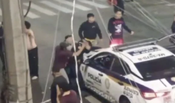 Policía termina hospitalizado al ser golpeado por vecinos de Santa María la Ribera (Video)