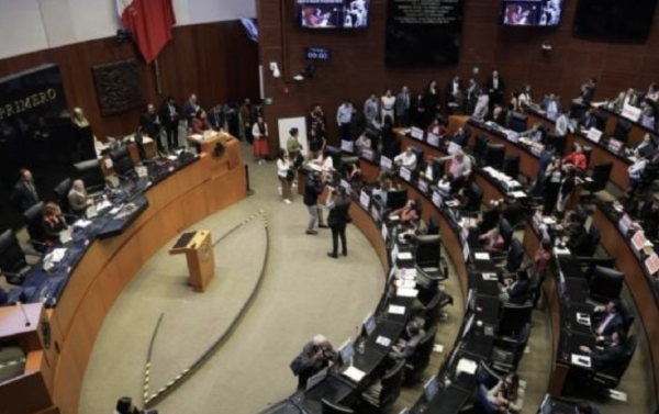 Senadores evitan las filas con módulo de vacunación VIP (Video)