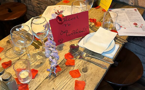 ¿Quieres invitar a alguien a cenar?; A esto asciende una cena romántica