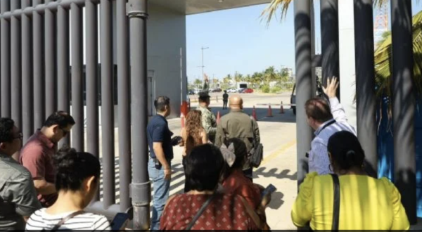 Padres recorren refinería en Dos Bocas tras llamado de Sheinbaum; mantienen exigencia de reubicación