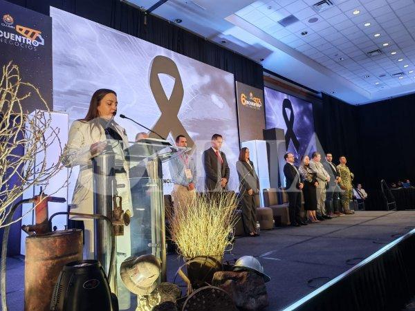 Rinden minutos de silencio en 6° Encuentro de Negocios por mineros asesinados en Sinaloa