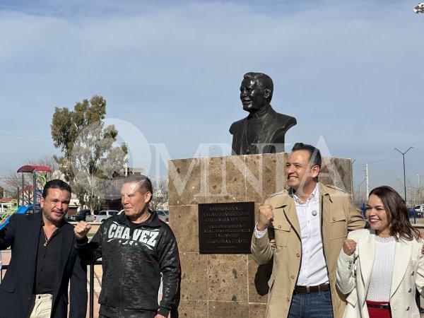 Devela Marco Bonilla placa de Julio César Chávez en el Polideportivo Luis. H Álvarez