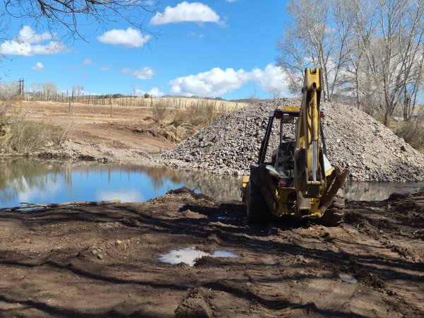 Profepa asegura maquinaria por extracción ilegal de materiales pétreos en el Río Santa Isabel, Chihuahua