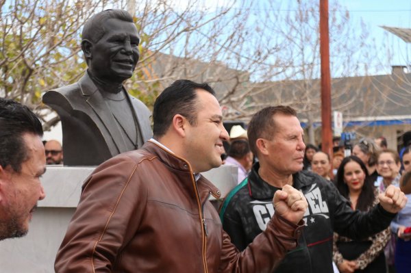 Acompaña Jesús Valenciano a Julio César Chávez en conferencia motivacional