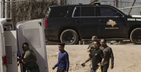 Acusan a un supervisor de migración por alojar a una mujer y su hijo indocumentado en Texas