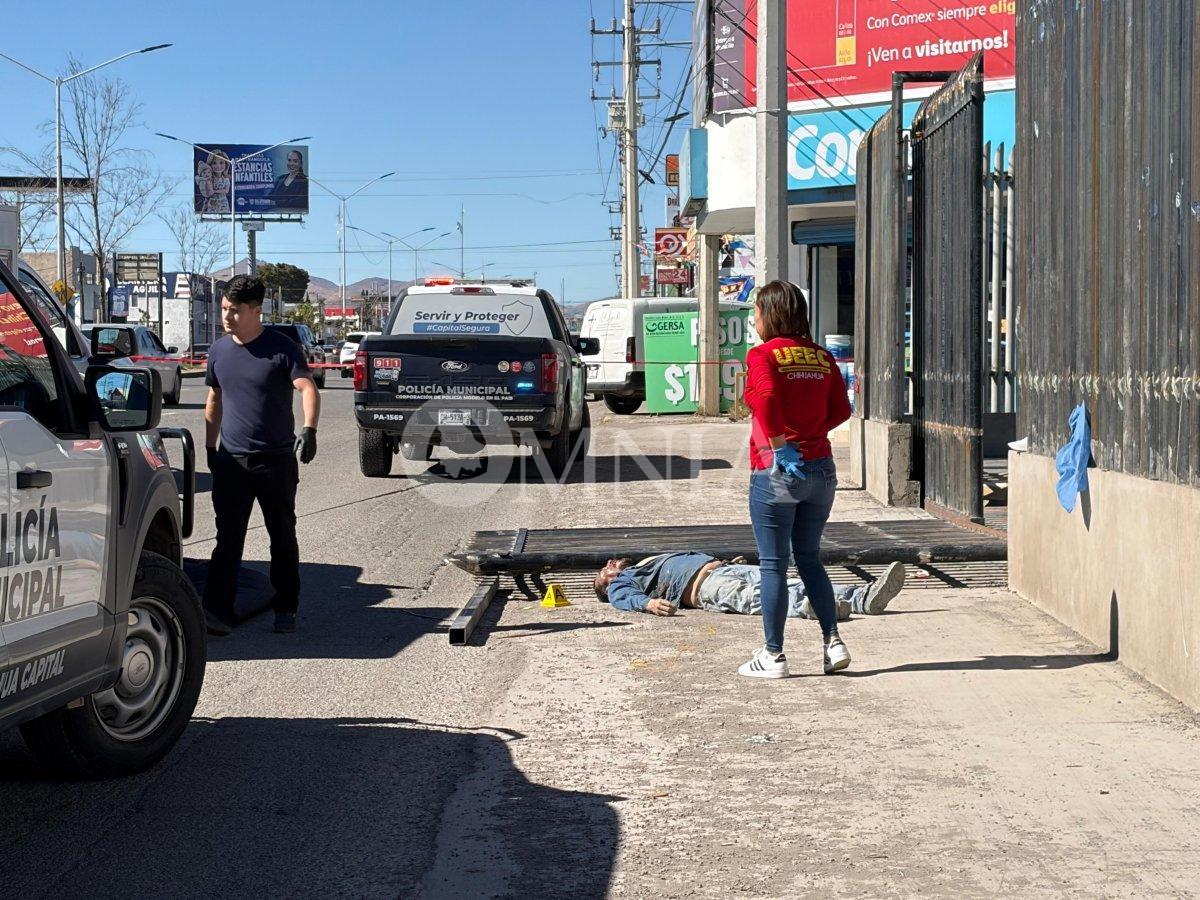 Pierde la vida trabajador al caerle barandal en construcción de banco