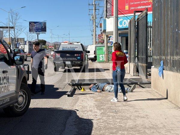 Pierde la vida trabajador al caerle barandal en construcción de banco