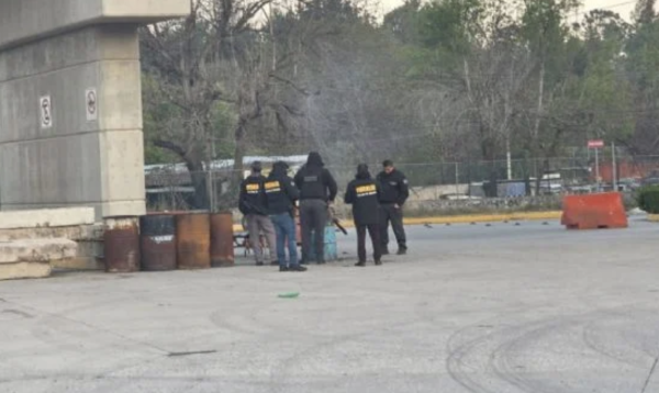 Operativo en planta de Cruz Azul: lanzan explosivo contra reportera y policías agreden a cumunicador