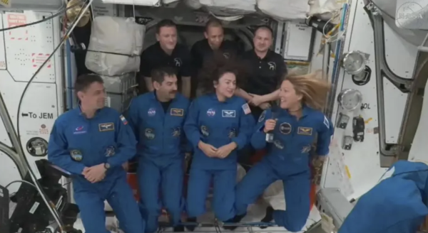 Cuatro astronautas llegan a la EEI tras evacuación médica