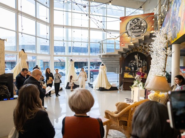Invita Cultura Municipal a visitar la exposición de vestidos de novia “Las Costuras del Amor” en Delicias