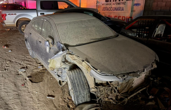 Choca contra auto estacionado y abandona camioneta en Jardines del Sol