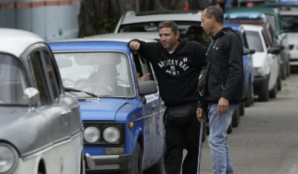 Se satura plataforma digital en Cuba para racionar la gasolina; tiempos de espera se alargan meses