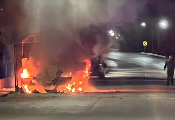 Armados disparan e incendian camión de maquiladora en entrada de Aldama