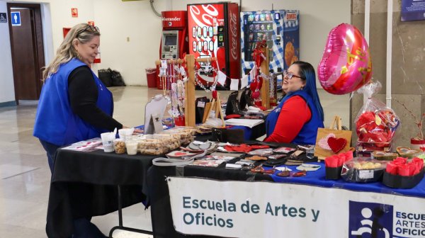 Realizan con éxito exposición de productos elaborados en la Escuela de Artes y Oficios
