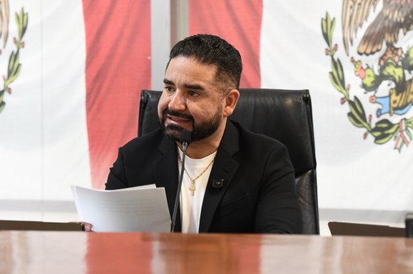 Francisco Sánchez presenta reforma para acabar con fentalibros ideológicos y crear libros chihuahuenses