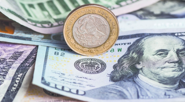Peso mexicano se aprecia contra el dólar y muestra resiliencia en una sesión de altibajos