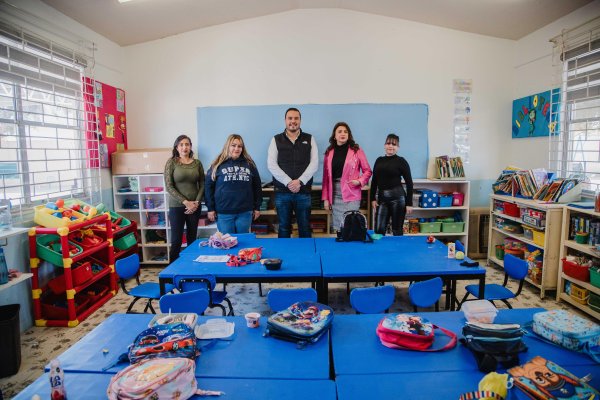 Municipio y Estado continuan apoyando a las escuelas de Camargo, entregan mobiliario a preescolar Arturo Armendáriz