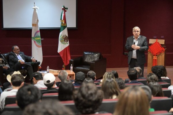 Juventud y política: el reto de participar y decidir, plantea Clariond en la UACH