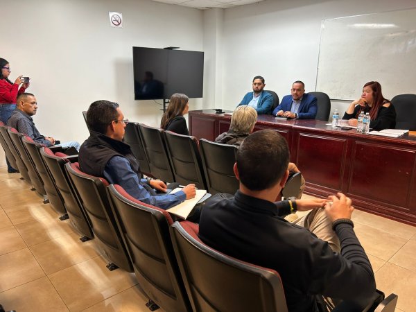 Se reúne FGE Zona Sur con Asociación Civil para abordar el maltrato animal en Parral