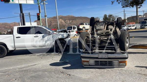 Omite alto y provoca choque volcadura